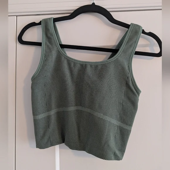 Like New!! All In Motion Women's Seamless Cropped Tank - Picture 2 of 4